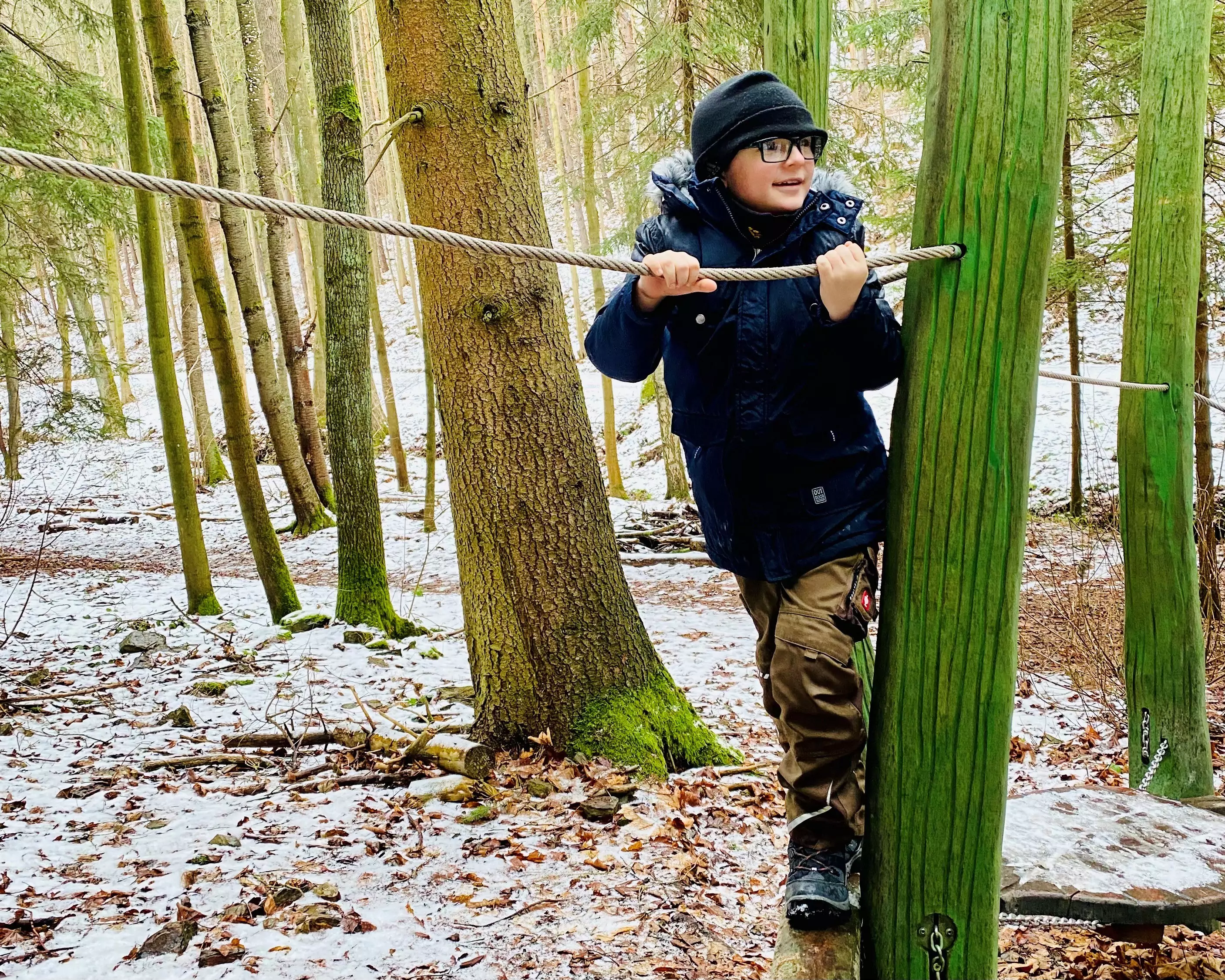 Junge beim Spielen im Wald